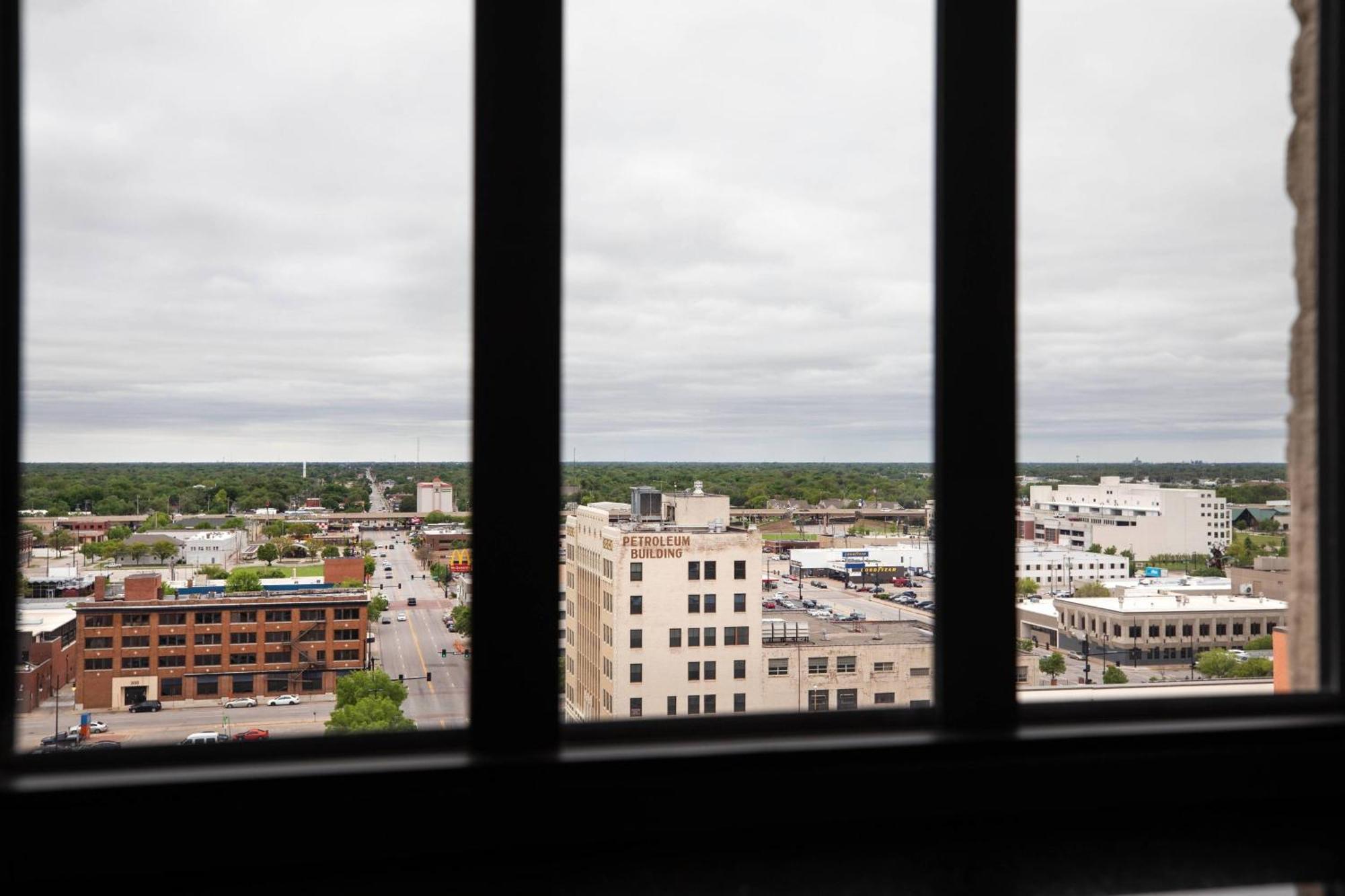 Ambassador Hotel Wichita, Autograph Collection Esterno foto
